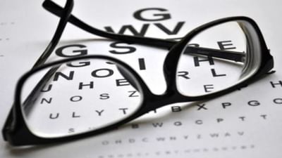 આજની વ્યસ્ત જીવનશૈલીમાં સતત સ્ક્રીન ટાઇમ, ઊંઘનો અભાવ અને ખરાબ ખાવાની આદતો આપણી આંખોની રોશની પર નકારાત્મક અસર પાડે છે. એવામાં નાની ઉંમરે પણ ચશ્મા પહેરવાનું સામાન્ય થઈ ગયું છે.