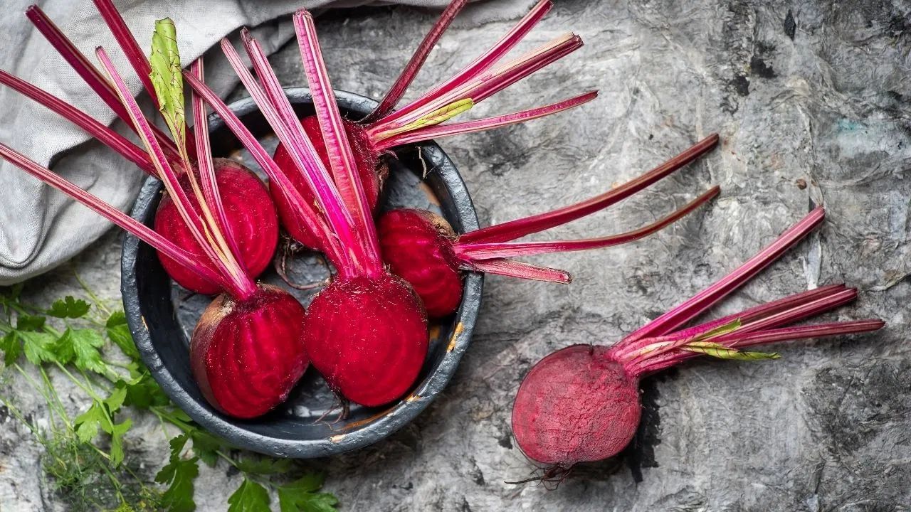 બીટ આયર્ન, ફોલેટ અને વિટામિન A નો ઉત્તમ સ્ત્રોત છે. સવારે રાયતામાં બીટનો રસ અથવા બીટ ખાવાથી રક્ત પરિભ્રમણ સુધરે છે, જે આંખોને ઓક્સિજન અને પોષક તત્વો પૂરા પાડવામાં મદદ કરે છે. આ આંખોનો થાક અને ડાર્ક સર્કલ પણ ઘટાડે છે.