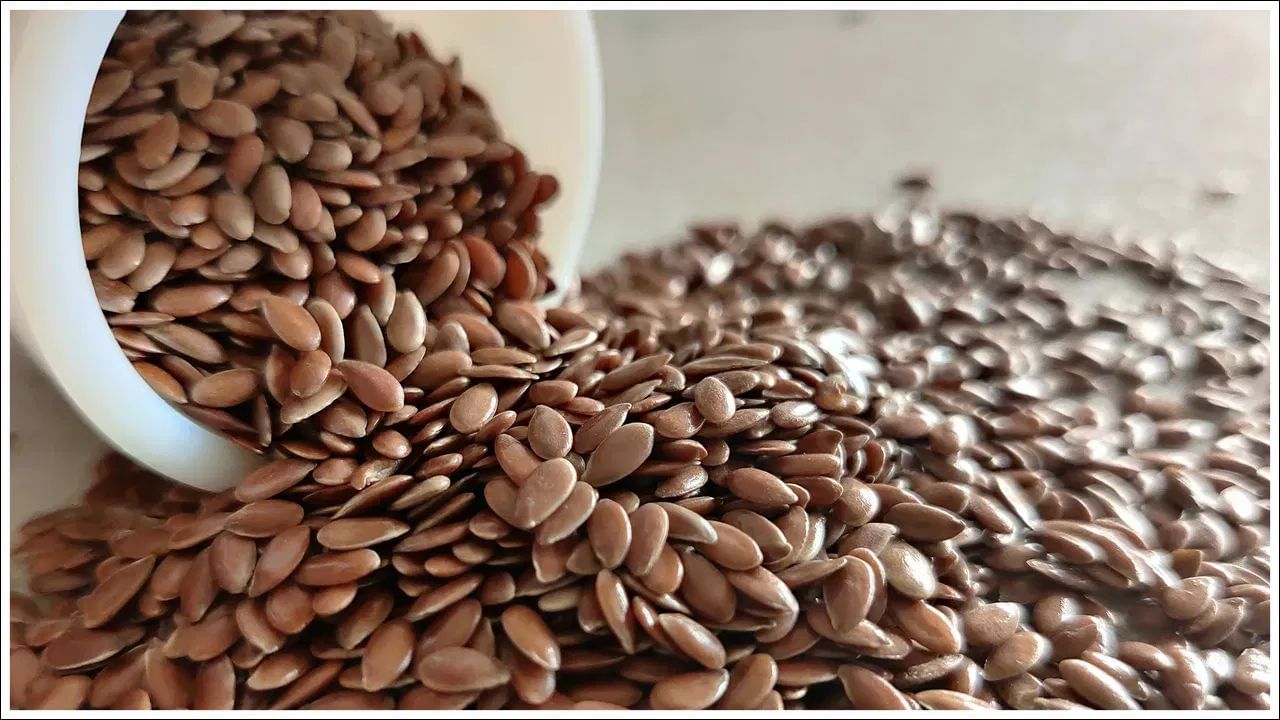 શણના બીજ ઓમેગા-3 ફેટી એસિડથી ભરપૂર હોય છે, જે આંખોને ડ્રાયનેસથી બચાવે છે. દરરોજ સવારે એક ચમચી અળસીના બીજ અથવા તેનો પાવડર પાણી સાથે લેવાથી આંખોનું સ્વાસ્થ્ય સુધરે છે.