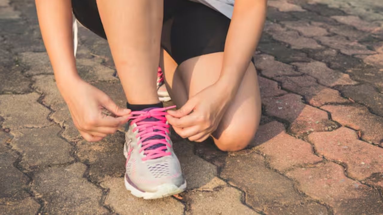 શૂઝ ખરીદતી વખતે ડિઝાઇન કરતાં મટિરિયલ પર વધુ ધ્યાન આપવું મહત્વપૂર્ણ છે. ચામડા, કેનવાસ અને સુતરાઉ જૂતા સામાન્ય રીતે આરામદાયક હોય છે અને તેમાં લાંબા સમય સુધી ચાલવું કે ઊભા રહેવું કોઈ સમસ્યા નથી.