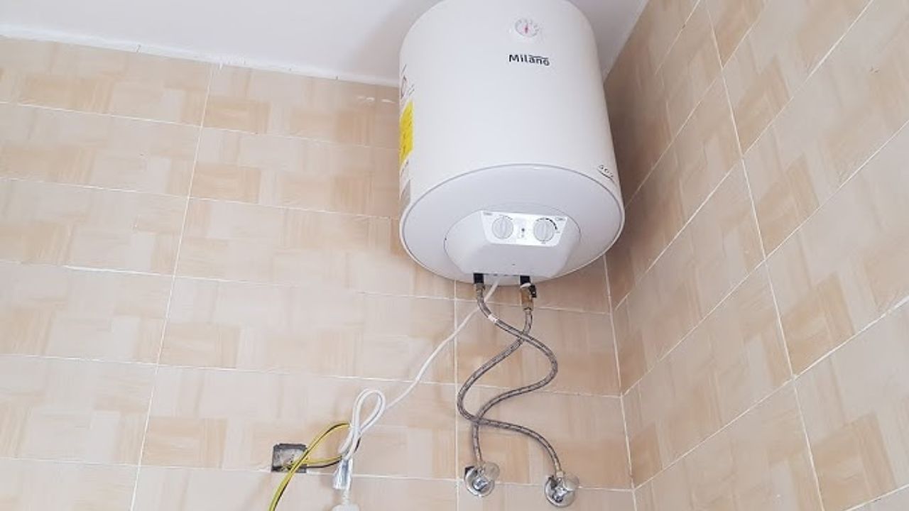 શિયાળો આવી ગયો છે, અને મોટાભાગના લોકોએ ગરમ સ્નાન માટે ગીઝરનો ઉપયોગ કરવાનું શરૂ કરી દીધું છે. ગીઝર વધુ વીજળી વાપરે છે, જેનાથી તમારા વીજળીના બિલમાં વધારો થાય છે. જો તમારી પાસે ઘરે ગીઝર છે અને તમે વધતા વીજળીના બિલ વિશે ચિંતિત છો, તો અમે કેટલીક સરળ ટિપ્સ શેર કરવા જઈ રહ્યા છીએ જે તમારા વીજળીના ખર્ચ ઘટાડવામાં મદદ કરશે. 