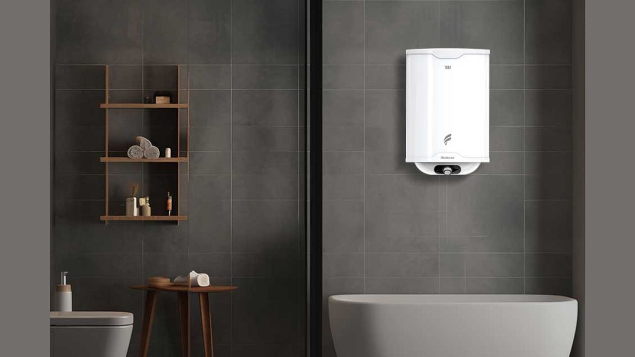 સર્વિસ કરાવો: વર્ષમાં ઓછામાં ઓછું એક વાર તમારા ગીઝરની સર્વિસ કરાવો. ટાંકીમાં જમા થયેલી ગંદકી અને સ્કેલ હીટિંગ એલિમેન્ટને અસર કરે છે, જે પાવર વપરાશમાં વધારો કરે છે.