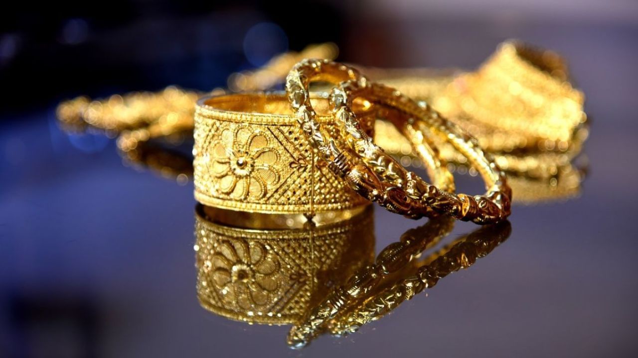 વૈશ્વિક સ્તરે, સોનાનો હાજર ભાવ ઔંસ દીઠ $3,996.93 પર પહોંચી ગયો છે. ગોલ્ડમેન સૅક્સનો અંદાજ છે કે ડિસેમ્બર 2026 સુધીમાં સોનું $4,900 પ્રતિ ઔંસ સુધી પહોંચી જશે.