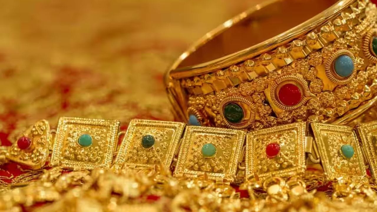 ANZ માને છે કે આવતા વર્ષના મધ્ય સુધીમાં સોનું $4,600 પ્રતિ ઔંસ સુધી પહોંચી જશે. DSP મેરિલ લિંચ પણ માને છે કે સોનાની તેજી હજુ સુધી સમાપ્ત થઈ નથી.