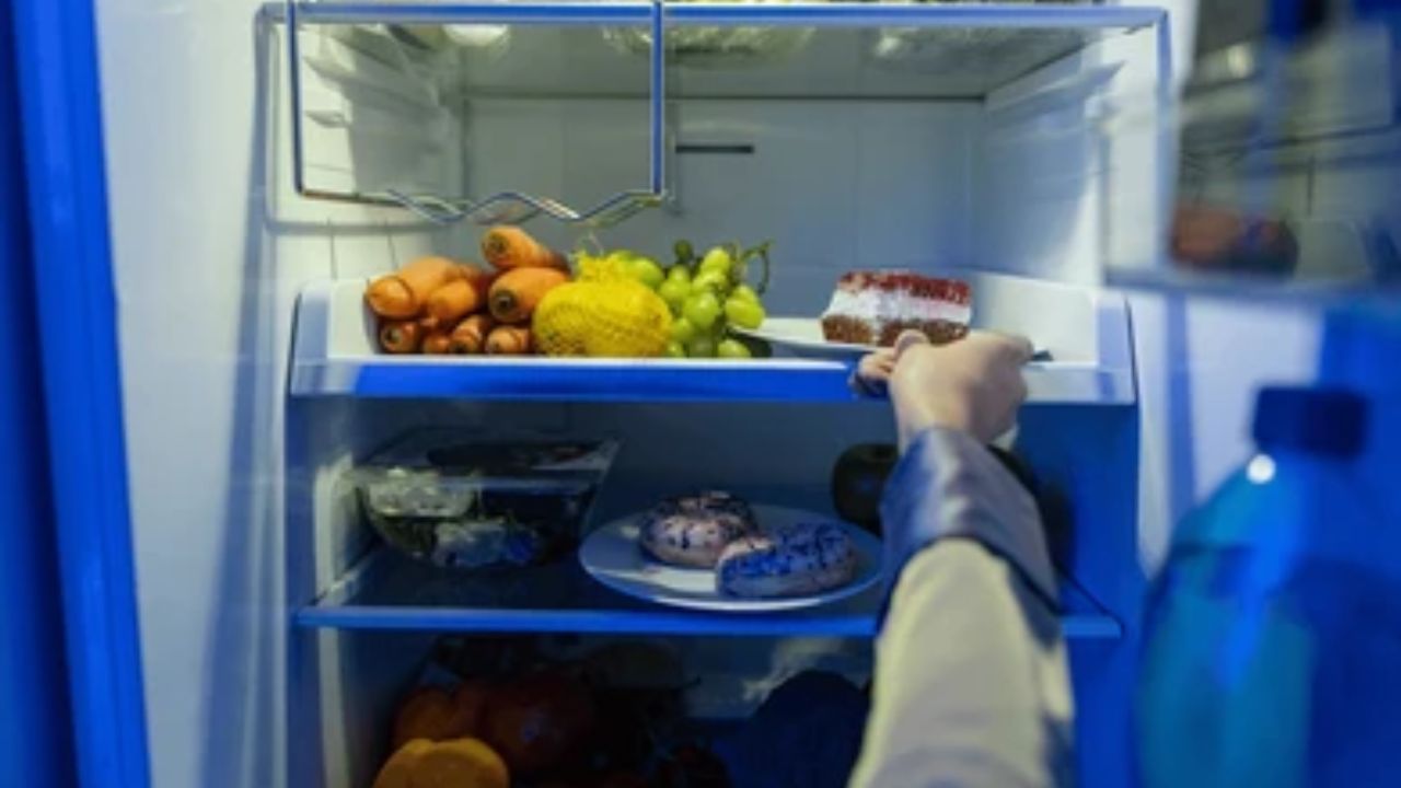 હવાચુસ્ત કન્ટેનરનો ઉપયોગ કરો: તમારી દિવાળી મીઠાઈઓને તાજી રાખવા માટે રેફ્રિજરેટરમાં સંગ્રહ કરતા પહેલા કન્ટેનર બદલો. કાચ અથવા સારા ફૂડ-ગ્રેડ પ્લાસ્ટિકથી બનેલા સારી ગુણવત્તાવાળા હવાચુસ્ત કન્ટેનર પસંદ કરો. હવાચુસ્ત કન્ટેનર સ્થિર હવાને મીઠાઈઓના સંપર્કમાં આવતા સંપૂર્ણપણે અટકાવે છે. હવાચુસ્ત કન્ટેનર ભેજ જાળવી રાખે છે, જે તેમને લાંબા સમય સુધી નરમ અને સ્વાદિષ્ટ રાખે છે.