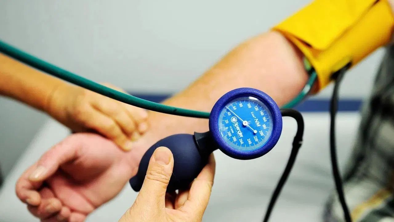 डॉ. अजय कुमार ने कहा कि उच्च रक्तचाप वाले लोगों को सबसे पहले नमकीन खाद्य पदार्थों से परहेज़ करना चाहिए। चिप्स, नमकीन स्नैक्स, अचार, पापड़, प्रोसेस्ड मीट, इंस्टेंट नूडल्स और पैकेज्ड सूप जैसी चीज़ों में सोडियम की मात्रा ज़्यादा होती है। ये खाद्य पदार्थ रक्त वाहिकाओं को सख्त कर देते हैं और रक्तचाप को तेज़ी से बढ़ा देते हैं।