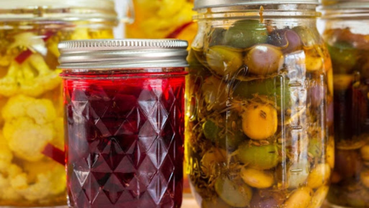 નિષ્ણાતો શું કહે છે?: જયપુર સ્થિત આયુર્વેદ નિષ્ણાત કિરણ ગુપ્તાએ જણાવ્યું હતું કે અથાણું ખાવાથી શરીરને વિટામિન B12 મળે છે. આ અથાણા ખાવાથી રોગપ્રતિકારક શક્તિમાં સુધારો થાય છે. તેમાં સરસવના દાણા એટલે કે રાઈ, મેથીના દાણા અને અન્ય ઘણા મસાલાઓનો ઉપયોગ કરવામાં આવે છે. આ આપણા શરીર માટે ફાયદાકારક માનવામાં આવે છે. અથાણું ખાવાથી પાચનતંત્ર માટે પણ સારું માનવામાં આવે છે.
