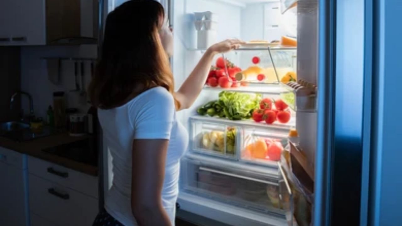 ફોઇલ પેપર અથવા બટર પેપરનો ઉપયોગ: એરટાઇટ કન્ટેનરનો ઉપયોગ કરતી વખતે તેના પર ફોઇલ અથવા બટર પેપર મૂકવાનું ભૂલશો નહીં, જે ભેજ જાળવી રાખે છે. તેથી ફોઇલ અથવા બટર પેપર હવાચુસ્ત કન્ટેનરના તળિયે મૂકો. તેના પર મીઠાઈઓ મૂક્યા પછી તમે મીઠાઈઓ પર ફોઇલની પાતળી શીટ પણ મૂકી શકો છો. આ બંને બાજુથી ભેજ જાળવી રાખે છે.