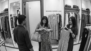 અમદાવાદના શોરૂમમાં ચોરી કપડાંની ચોરતી ત્રણ મહિલા ઝડપાઈ, જુઓ CCTV