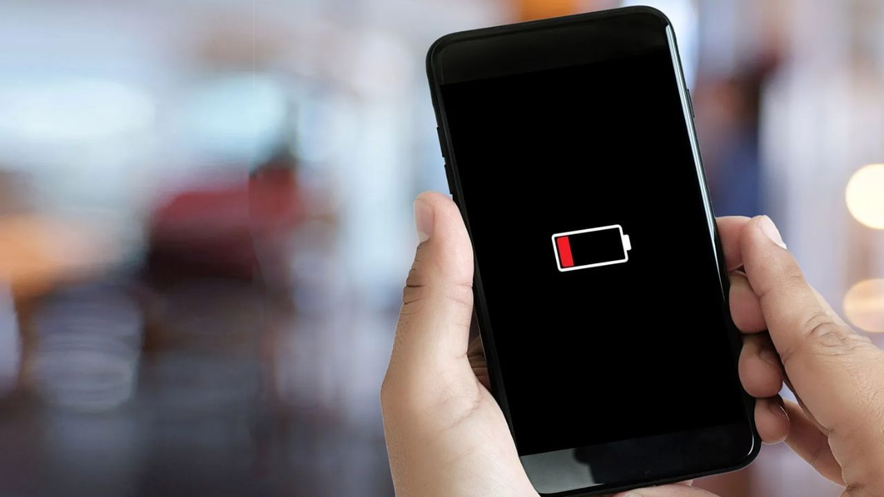 ફોનનું મોશન ઓછું કરો: iPhone પર એપ્લિકેશનો ખોલવા અને બંધ કરવા માટેના એનિમેશન મનોરંજક છે. જ્યારે તમે Siri ને બોલાવો છો ત્યારે રંગ બર્સ્ટ થાય છે, પરંતુ આ ઘણી બેટરી વાપરે છે. એનિમેશન ઘટાડવાથી બેટરી બચે છે. સેટિંગ્સ પર જાઓ, ઍક્સેસિબિલિટી પર ટેપ કરો અને પછી મોશન પર જાઓ. Reduce Motion ચાલુ કરો. આ લંબન અસર જેવી વસ્તુઓ ઘટાડશે. ફોનનું ઇન્ટરફેસ સરળ બનશે અને બેટરી લાંબા સમય સુધી ચાલશે.