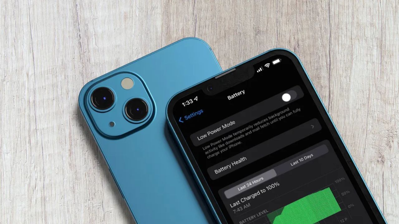 કીબોર્ડ વાઇબ્રેશન બંધ કરો: iOS 16 એ કીબોર્ડ પર હેપ્ટિક ફીડબેક રજૂ કર્યો. ટાઇપ કરતી વખતે દરેક કી વાઇબ્રેટ થાય છે. ક્લિકિંગ અવાજને બદલે, વાઇબ્રેશન અનુભવાય છે. આ ટાઇપિંગને મનોરંજક બનાવે છે, પરંતુ તે બેટરી જીવનને અસર કરે છે. Apple કહે છે કે આ સુવિધા બેટરી જીવન ઘટાડી શકે છે. જો કે, તે કેટલી બેટરી વાપરે છે તેનો કોઈ ડેટા નથી. જો તમે બેટરી ડ્રેઇન સમસ્યાઓ અનુભવી રહ્યા છો, તો તમારા iPhone પર આ સુવિધા બંધ રાખો. સેટિંગ્સ પર જાઓ, સાઉન્ડ્સ અને હેપ્ટિક્સ પસંદ કરો અને હેપ્ટિક્સ બંધ કરો. આ દરેક પ્રકારના વાઇબ્રેશન બંધ કરશે અને બેટરી બચાવશે.