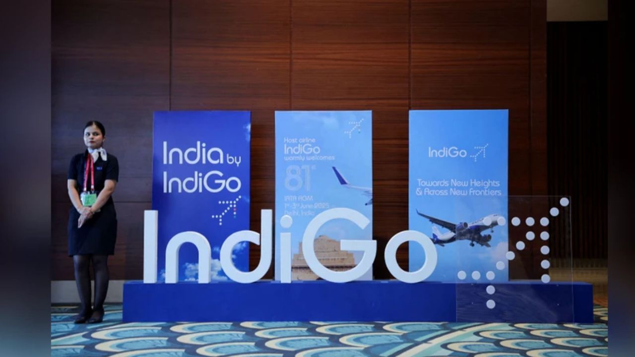 બ્રોકરેજ કંપનીઓ જેફરીઝ, સિટી અને મોતીલાલ ઓસ્વાલે પણ ઇન્ડિગો પર પોતાનું સકારાત્મક વલણ જાળવી રાખ્યું છે. આ કંપનીઓએ જણાવ્યું હતું કે ઇન્ડિગોનું કાર્યકારી પ્રદર્શન મજબૂત છે અને ભવિષ્યમાં તેની વૃદ્ધિની સારી સંભાવનાઓ છે. આ સકારાત્મક દૃષ્ટિકોણથી શેરની તેજીમાં વધુ વધારો થયો. કંપનીએ મંગળવારે તેના બીજા ક્વાર્ટરના પરિણામો જાહેર કર્યા, જેમાં ગયા વર્ષની સરખામણીમાં નુકસાનમાં નોંધપાત્ર વધારો થયો છે, જે ₹2,582 કરોડ (આશરે $2.8 બિલિયન) સુધી પહોંચ્યો છે. ગયા વર્ષના સમાન ક્વાર્ટરમાં, કંપનીને ₹987 કરોડ (આશરે $9.87 બિલિયન) નું નુકસાન થયું હતું.