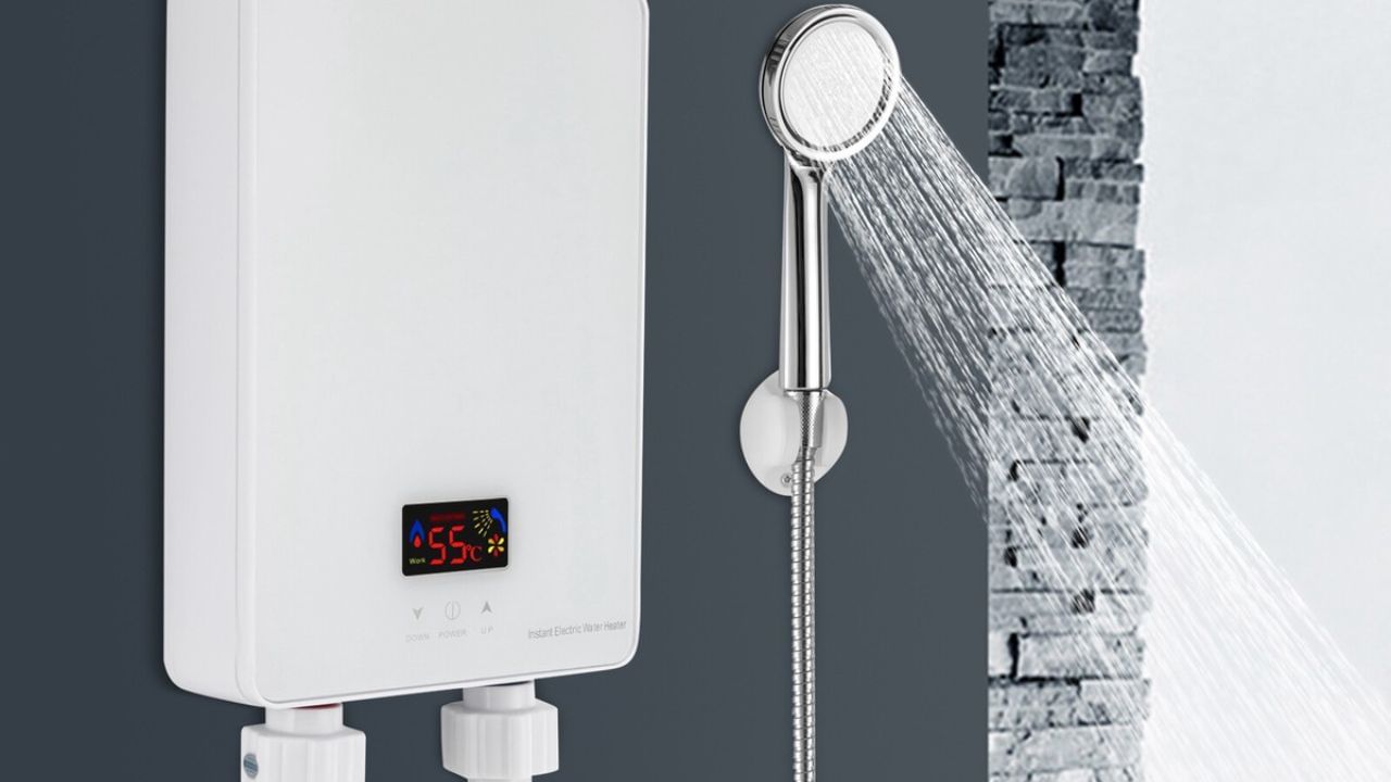 ઇન્સ્ટન્ટ હીટર કે સ્ટોરેજ ગીઝર, કયું વધુ વીજળી વાપરે છે?: ઇન્સ્ટન્ટ વોટર હીટર ઓછું પાણી ગરમ કરે છે અને તાત્કાલિક આઉટપુટ આપે છે. તે ટૂંકા ગાળાના ઉપયોગ માટે વધુ સારા છે અને તેમાં વીજળીનો વપરાશ નોંધપાત્ર રીતે ઓછો હોય છે.