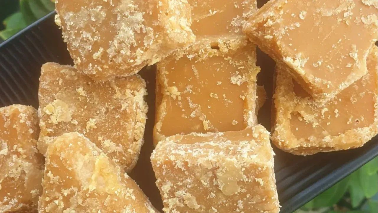 રોગપ્રતિકારક શક્તિને મજબૂત બનાવવામાં મદદ કરે છે: શિયાળાના દિવસોમાં આપણે સરળતાથી બીમાર પડી જઈએ છીએ અને આવી સ્થિતિમાં, ગોળમાં જોવા મળતા એન્ટીઑકિસડન્ટો આપણા માટે ફાયદાકારક સાબિત થઈ શકે છે. આમ જોઈએ તો, જ્યારે તમે ગોળનું સેવન કરવાનું શરૂ કરો છો, ત્યારે તમારી રોગપ્રતિકારક શક્તિ સુધરે છે, જેનાથી તમને બીમાર થવાની શક્યતા ઓછી થાય છે.