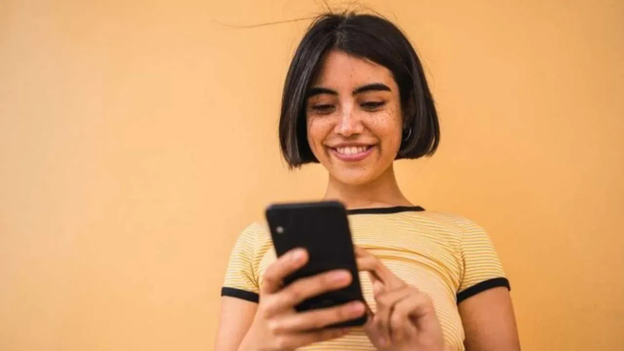 Jio 152 પ્લાનની વિગતો: જો તમે વધારાના ₹2 ખર્ચ કરી શકો છો, તો આ પ્લાન દરરોજ 0.5 GB હાઇ-સ્પીડ ડેટા, 300 SMS અને અમર્યાદિત વૉઇસ કૉલિંગ લાભો આપે છે. આ પ્લાન 28 દિવસની માન્યતા સાથે આવે છે. કંપનીની વેબસાઇટ Jio Phone Prima વપરાશકર્તાઓ માટે આ પ્લાનની યાદી આપે છે. (ફોટો-Freepik)