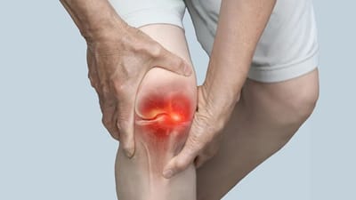 શિયાળો શરૂ થતાં જ મોટાભાગના લોકોને સાંધાનો દુખાવો થાય છે. શિયાળાની ઋતુમાં આ સમસ્યા સૌથી વધુ જોવા મળે છે. શિયાળા દરમિયાન શરીરમાં યુરિક એસિડનું પ્રમાણ વધી જાય છે, જેના કારણે આ સમસ્યા થાય છે. આવા કિસ્સાઓમાં, આ દુખાવામાં રાહત મેળવવા માટે કેટલાક ઘરેલું ઉપાયોનો ઉપયોગ કરી શકાય છે.