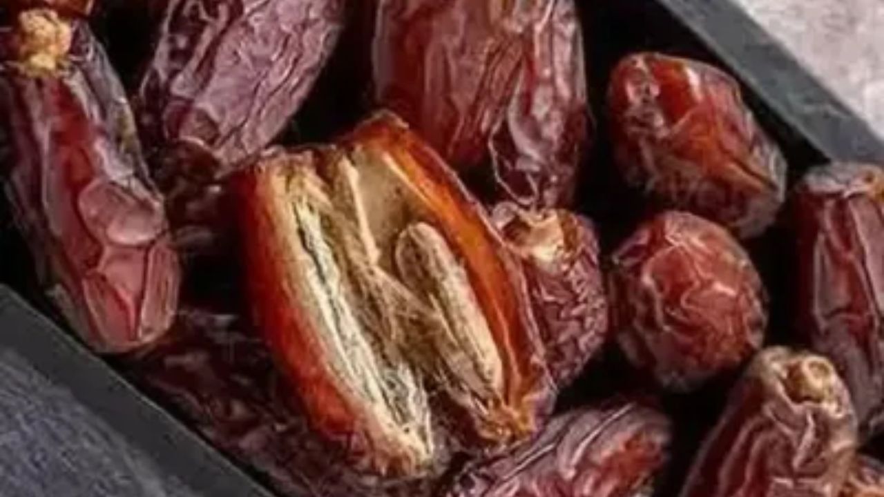 ખજૂર પણ ફાયદાકારક છે: શિયાળા દરમિયાન તમારા આહારમાં ખજૂર ઉમેરો. તેમાં ગરમીની અસર હોય છે અને ઘણા પોષક તત્વો હોય છે. તમે ખજૂરને દૂધમાં ઉકાળીને સીધા ખાઈ શકો છો, અથવા તેને રાતોરાત પાણીમાં પલાળીને સવારે ખાલી પેટ ખાઈ શકો છો. ખજૂર અને બદામના લાડુ પણ સ્વાદિષ્ટ હોય છે.