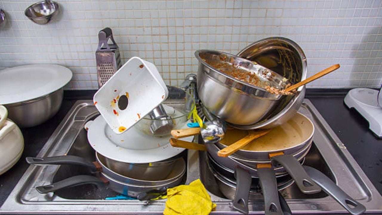 વાસ્તુ સિદ્ધાંતો અનુસાર, સ્વચ્છ રસોડું પૈસાનો સતત પ્રવાહ સુનિશ્ચિત કરે છે, અને આવા લોકો માટે મંગળ શાંત રહે છે. તેથી, તેને સ્વચ્છ રાખવું ખૂબ જ મહત્વપૂર્ણ છે. જે ઘરોમાં રસોડું હંમેશા ગંદુ રહે છે, ઘરમાં રહેતા લોકોનો મંગળ ગ્રહ નબળો પડે છે.