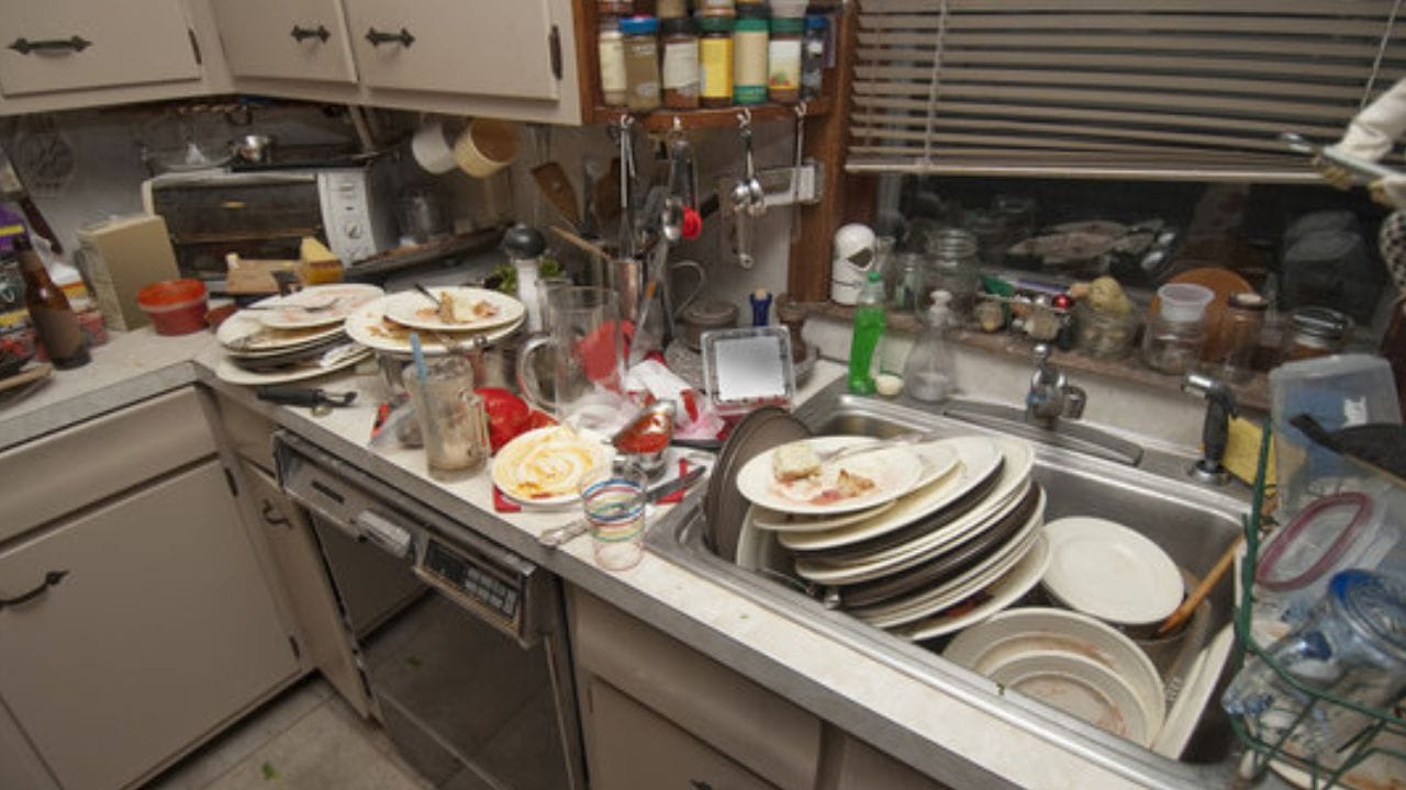 જો મંગળ શાંત ન હોય, તો તે ખૂબ નુકસાન પહોંચાડે છે. મંગળની અશાંતિથી ગુસ્સો અને ચીડિયાપણું વધે છે. આનાથી ઘરમાં અનેક ઝઘડા પણ થાય છે. મંગળ નબળો પડવાથી કારકિર્દી સંબંધિત સમસ્યાઓ ઊભી થવા લાગે છે, અને પછી ધીમે ધીમે આત્મવિશ્વાસ પણ ડગમગવા લાગે છે. સૌથી ખરાબ અસર એ થાય છે કે તેના કારણે લગ્ન જેવી બાબતોમાં વિલંબ થાય છે.