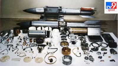 આ માહિતી તમને આશ્ચર્યચકિત કરી શકે છે, પરંતુ દવાઓ અને ખોરાકની જેમ, બોમ્બની પણ સમાપ્તિ તારીખ હોય છે. દારૂગોળો, મિસાઇલો અને વિસ્ફોટકો કાયમ માટે ટકી રહે તે રીતે ડિઝાઇન કરવામાં આવ્યા નથી. સમય જતાં, તેમાં રહેલા રસાયણો અને ઘટકો ક્ષીણ થવા લાગે છે. ચાલો આ વિશે વધુ જાણીએ. વિસ્ફોટકો એવા રાસાયણિક સંયોજનોથી બનેલા હોય છે જે સમય જતાં ધીમે ધીમે તેમની સ્થિરતા ગુમાવે છે. ગરમી, ભેજ અને લાંબા સમય સુધી સંગ્રહ આ રસાયણોનું વિઘટન કરે છે. જૂનો બોમ્બ યોગ્ય સમયે ફૂટી શકતો નથી અથવા હેન્ડલિંગ અથવા પરિવહન દરમિયાન સ્વયંભૂ વિસ્ફોટ થઈ શકે છે.