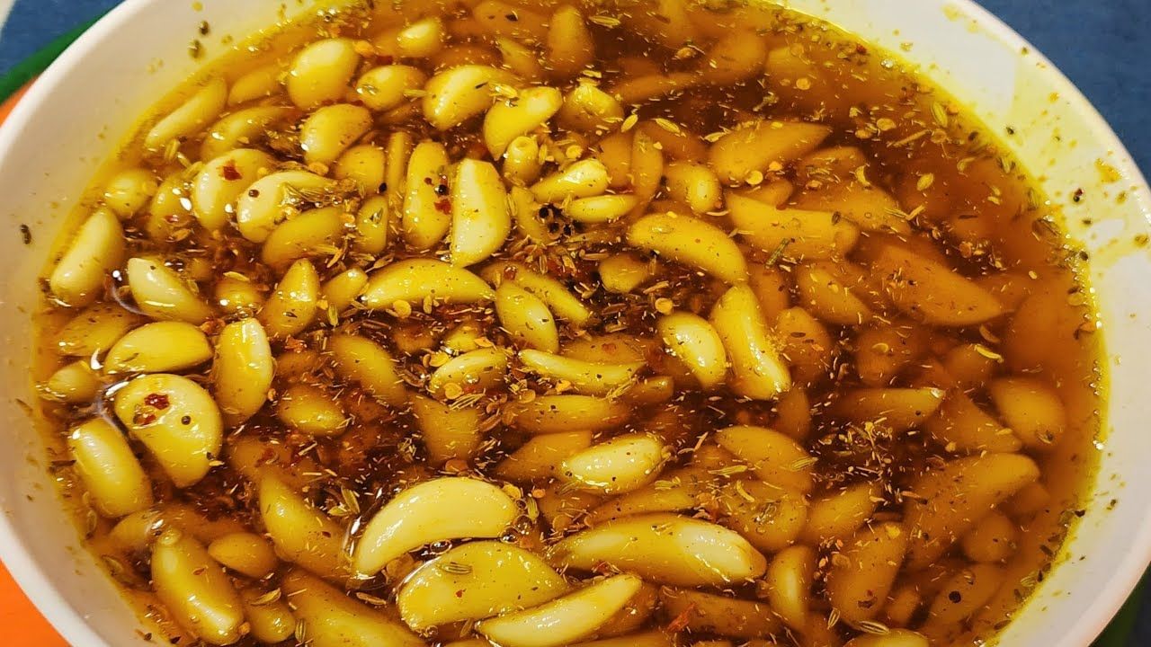 તૈયાર કરેલા લસણ-આદુના અથાણાને હવાચુસ્ત પાત્રમાં સંગ્રહિત કરો અને તેને બે થી ત્રણ દિવસ માટે સૂર્યપ્રકાશમાં રાખો. આ અથાણું ઘણા મહિનાઓ સુધી વાસી થતું નથી. ફક્ત ભેજ ટાળો.