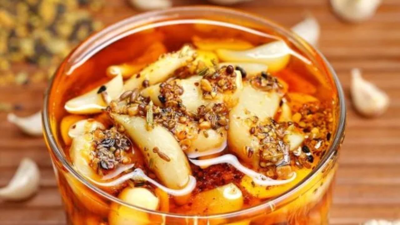 તેમજ મસાલા માટે, તમારે 2 ચમચી વરિયાળી, 2 ચમચી ધાણાજીરું, 1 ચમચી જીરું, 1/2 ચમચી મેથીના દાણા, 2 ચમચી મીઠું, 1 ચમચી હળદર, 2 ચમચી કાશ્મીરી મરચું પાવડર, 1/2 ચમચી હિંગ, 1/2 કપ સરસવનું તેલ, 2 મોટા લીંબુ (તાંગ માટે), અને 1 ચમચી વાઈટ વિનેગરની જરૂર પડશે.