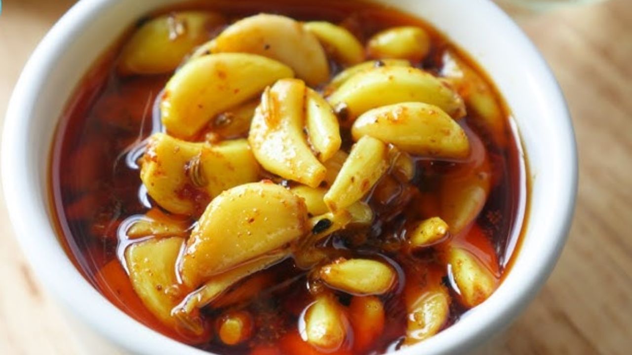 લસણની બધી કળીઓને છોલીને સાફ કરો. જો લસણ મોટું હોય, તો તમે કળીઓને અડધા ભાગમાં કાપી શકો છો. હવે લીલા મરચાંને ધોઈને સાફ કરો, તેને અડધા ભાગમાં કાપી લો અને દાંડી કાઢી નાખો.