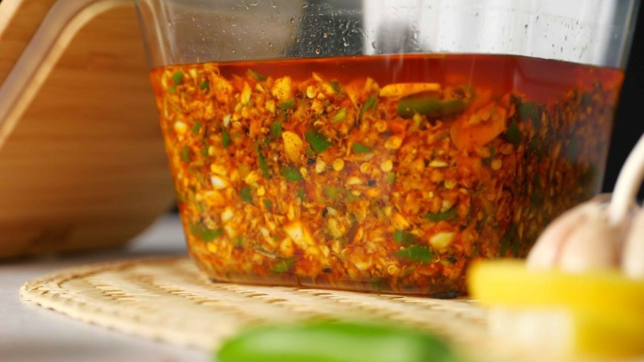 આદુને ધોઈને તેમાંથી પાણી દૂર કરો. છાલ કાઢી નાખ્યા પછી, આદુના લાંબા અને પાતળા ટુકડાઓમાં કાપો.