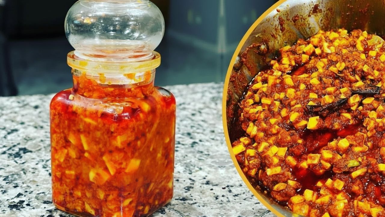 જ્યારે મસાલો ઠંડુ થઈ જાય, ત્યારે તેને મિક્સર ગ્રાઇન્ડરમાં નાખો અને તેને બરછટ પીસી લો. જો તમે ઈચ્છો તો તેમાં થોડા સરસવ અને કાળા મરીના દાણા પણ ઉમેરી શકો છો.