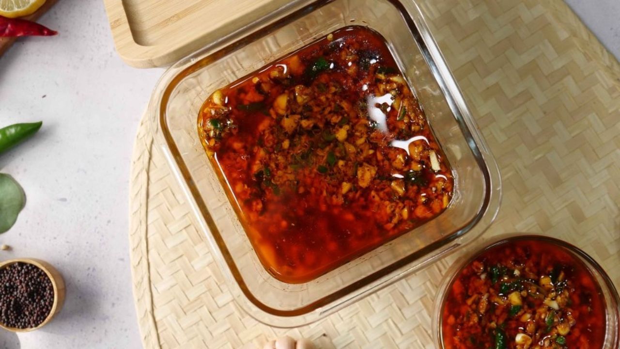 હવે, એક મોટા બાઉલમાં સમારેલું લસણ, લીલા મરચાં અને આદુ નાખો. મીઠું અને હળદર પાવડર ઉમેરો, સારી રીતે મિક્સ કરો, અને ઓછામાં ઓછા બે કલાક માટે રહેવા દો.