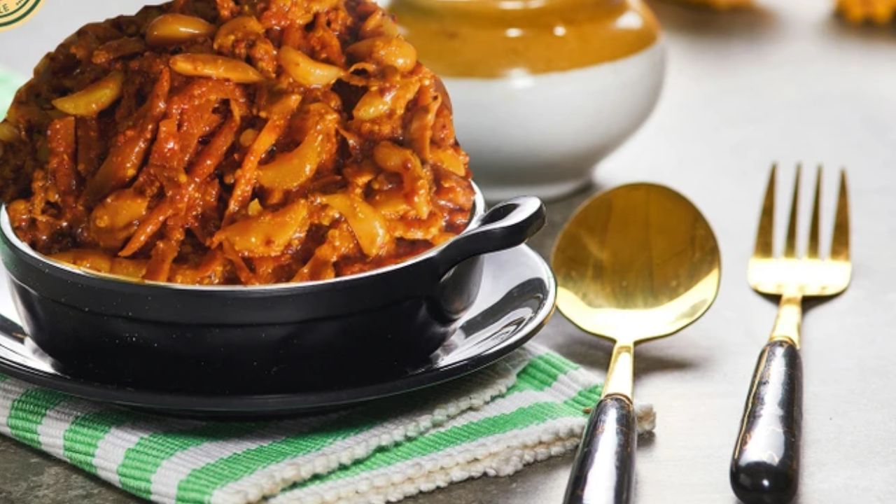 સરસવને ગરમ કરો. ત્યાર બાદ તૈયાર કરેલો મસાલો અને લસણ, મરચાં અને આદુ ઉમેરો. છેલ્લે, લીંબુનો રસ ઉમેરો. જો ઈચ્છો તો તમે વિનેગર ઉમેરી શકો છો, પરંતુ જો તમને સ્વાદ ન ગમે તો તેને છોડી દો.