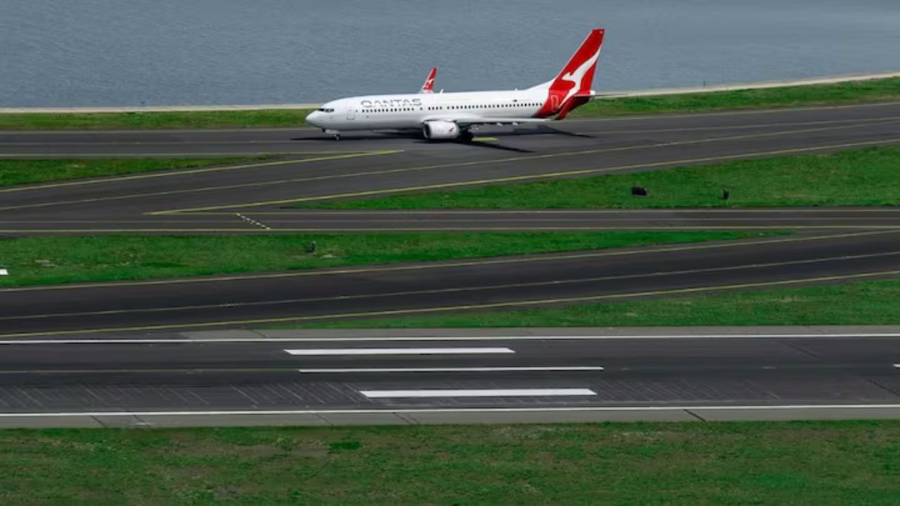 સમય જતાં રનવે નંબરો બદલાઈ શકે છે. આ પૃથ્વીના ચુંબકીય ધ્રુવોના ધીમે-ધીમે પરિવર્તનને કારણે છે. જો ચુંબકીય દિશા બદલાય છે, તો રનવે નંબરો અપડેટ કરવામાં આવે છે. જેથી તે હંમેશા સાચી દિશા પ્રતિબિંબિત કરે.
