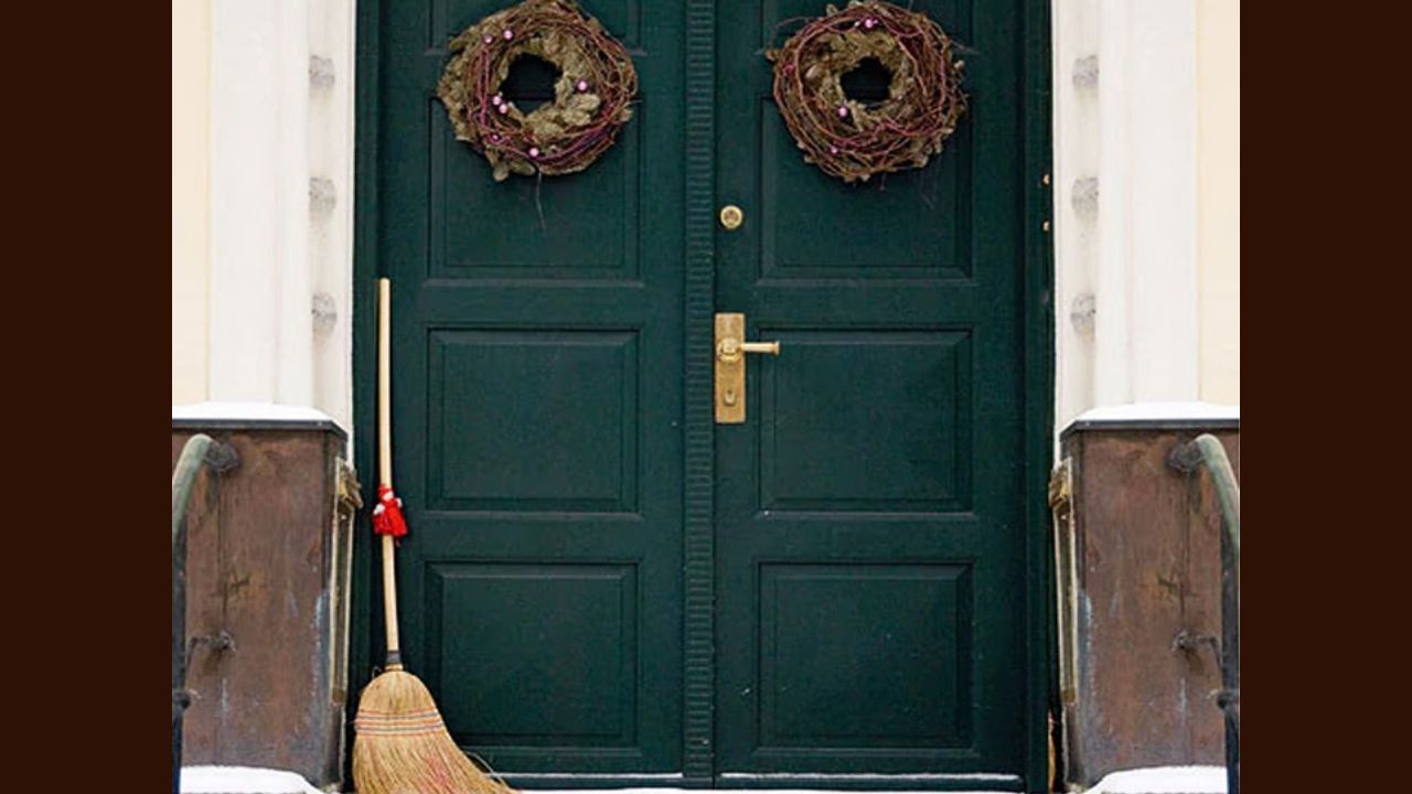 સાવરણી : હિન્દુ ધર્મમાં, સાવરણીને દેવી લક્ષ્મીનું પ્રતીક માનવામાં આવે છે. ખુલ્લામાં અથવા મુખ્ય દરવાજા પર સાવરણી છોડવી એ અપમાનજનક માનવામાં આવે છે. આનાથી સંપત્તિનું નુકસાન થાય છે અને ઘરમાં ઝઘડો વધી શકે છે.