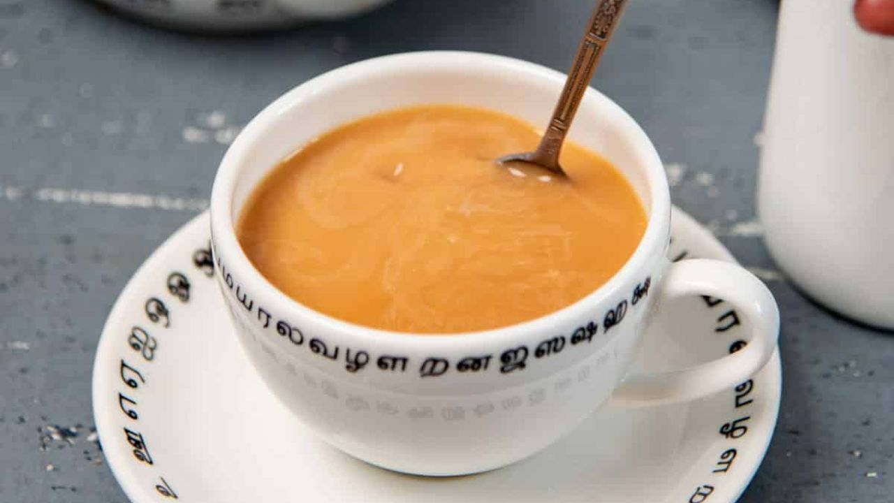 બેસ્ટ સ્વાદ અને સ્વાસ્થ્ય માટે હંમેશા ઉચ્ચ ગુણવત્તાવાળી ચાની ભૂકી પસંદ કરો. આસામ અથવા દાર્જિલિંગની મધ્યમ કે મોટા પાંદડાવાળી માંથી બનાવેલી ચાની ભૂકી બેસ્ટ માનવામાં આવે છે. તે સ્વાદમાં સ્ટ્રોંગ હોય છે અને ઓછા દૂધ અને ખાંડ સાથે મસ્ત મુડ બનાવે છે.