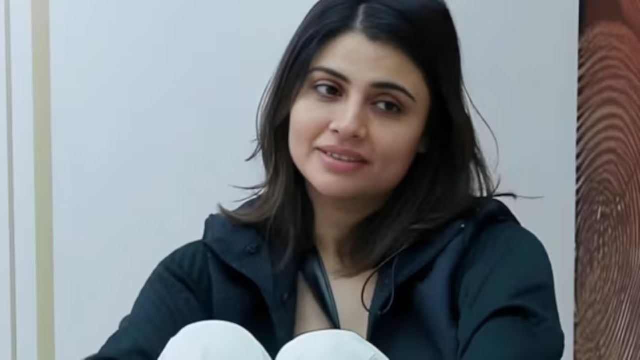 વીકએન્ડ કા વાર વિશે વાત કરીએ તો, આ અઠવાડિયે, સલમાન ખાન નહીં, પરંતુ રોહિત શેટ્ટી ઘરના સભ્યોને વાસ્તવિકતાનો પરિચય આપશે. તાજેતરમાં, વીકએન્ડ કા વારના કેટલાક પ્રોમો વીડિયો સામે આવ્યા છે, જેમાં ખુલાસો થયો છે કે રોહિત શેટ્ટી આ સપ્તાહના એપિસોડનું આયોજન કરશે. આ અઠવાડિયે, તે અમાલ મલિક અને શાહબાઝ બદેશાને બિગ બોસને ઠપકો આપતા જોવા મળશે.