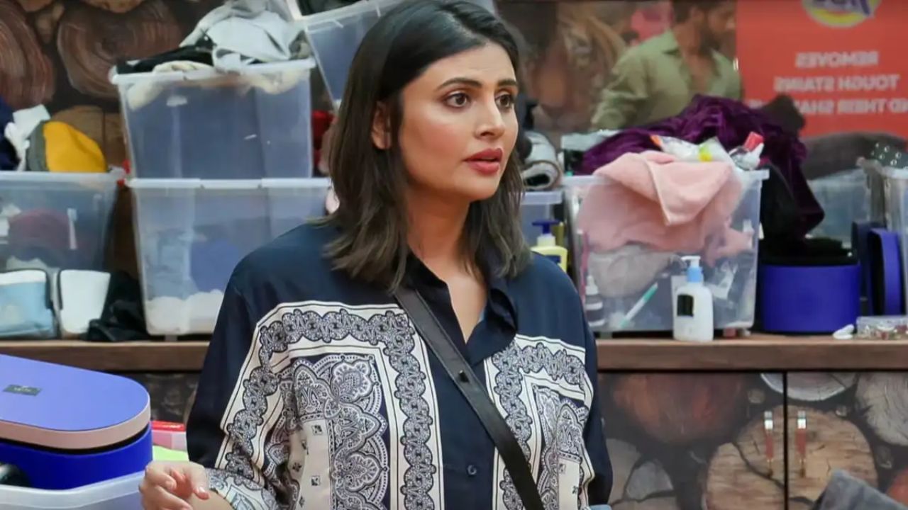 તાન્યાએ કહ્યું કે માલતીએ તેને પ્લેટથી મારવાનો પ્રયાસ કર્યો. જ્યારે તાન્યા પોતાનો ગુસ્સો વ્યક્ત કરી રહી હતી, ત્યારે કુનિકાએ એમ પણ કહ્યું કે તેને માલતી લેસ્બિયન હોવાની શંકા છે. તેના દાવાથી સોશિયલ મીડિયા અને માલતી ચહરના ચાહકોમાં ખળભળાટ મચી ગયો છે, અને કુનિકા સદાનંદ ટ્રોલનો શિકાર બની ગઈ છે.