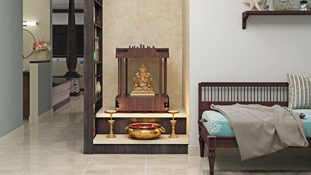 બેડરૂમમાં પ્રાર્થના ખંડ રાખવાથી નાણાકીય નુકસાન થાય છે. હંમેશા એવી પરિસ્થિતિ રહે છે જે નાણાકીય નુકસાન તરફ દોરી જાય છે. પ્રાર્થના ખંડ ક્યારેય લિવિંગ એરિયામાં ન હોવો જોઈએ, ફક્ત બેડરૂમમાં જ નહીં.