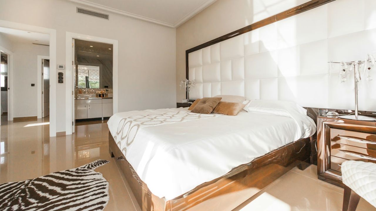 આ ગ્રહો પ્રભાવિત થાય છે: બેડરૂમમા શુક્ર ગ્રહનું શાસન હોય છે. મંદિર ગુરુ સાથે સંકળાયેલો છે. ગુરુને સાત્વિક માનવામાં આવે છે અને તે સાત્વિક ગુણોને વધારે છે. જો બેડરૂમમાં પ્રાર્થના ખંડ બનાવવામાં આવે છે, તો શુક્રના કારણે ગુરુનો પ્રભાવ ઓછો થશે, જેના કારણે આધ્યાત્મિકતામાં ઘટાડો થશે.