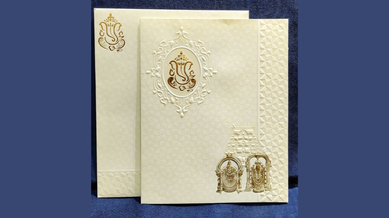 વાસ્તુ મુજબ કંકોત્રી માંગલિક કાર્ય અને વર-વધુના બંધાવા જઈ રહેલો સંબંધ દર્શાવે છે આથી કંકોત્રીમાં ભગવાન કી તસ્વીરે કે ચિત્રો છપાવવા જોઈએ