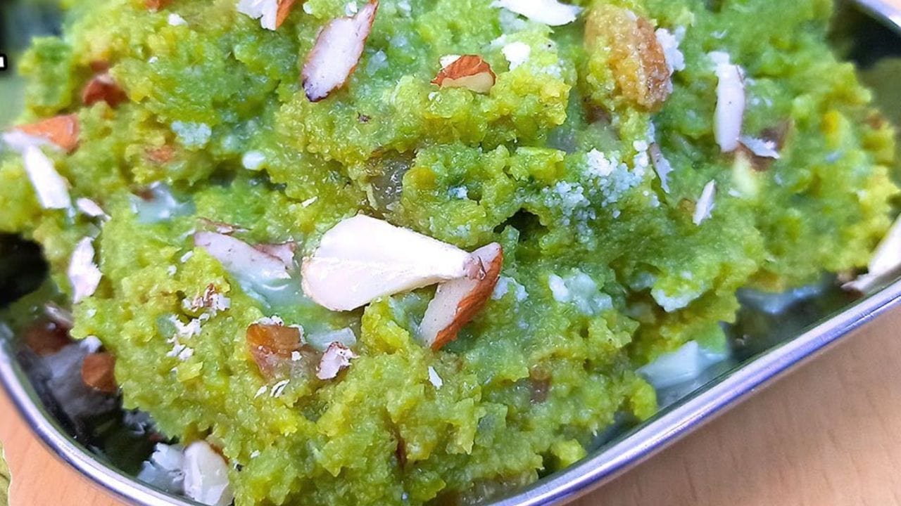 વટાણાનો હલવો બનાવવા માટે, તમારે એક કપ લીલા વટાણા, ઘી , આશરે 150 ગ્રામ ખાંડ, 150 ગ્રામ માવો, 8-10 બદામ, 10-12 કાજુ, એક ચમચી પિસ્તાના ટુકડા અને અડધી ચમચી લીલી એલચી પાવડરની જરૂર પડશે.