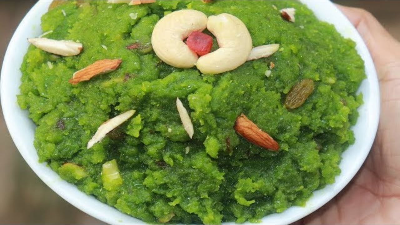 માવા શેકાઈ ગયા પછી, પેનમાં બે ચમચી ઘી ઉમેરો અને પછી બારીક પીસેલા વટાણા ઉમેરો. રંગ બદલાય ત્યાં સુધી હલાવો અને શેકો.