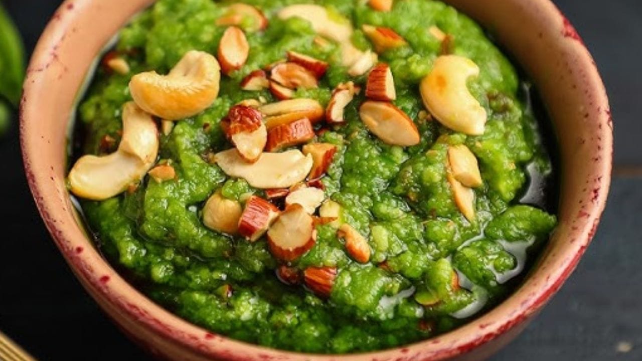 જ્યારે વટાણા સુગંધ છોડવા લાગે, ત્યારે તમે સમજી શકશો કે તે સારી રીતે શેકાઈ ગયા છે.વટાણામાં અડધો કપ દૂધ ઉમેરો અને ખાંડ ઉમેરો. ખાંડ ઓગળી જાય અને દૂધ બડી જાય ત્યાં સુધી રાંધો. 