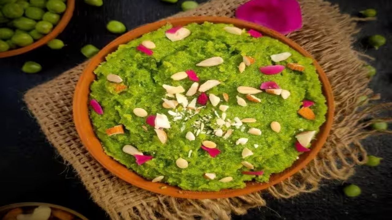 બીજા એક પેનમાં, બદામ, કાજુ અને પિસ્તાને ઘીમાં શેકો, પછી તેને ક્રશ કરો. તેને હલવામાં ઉમેરો અને મિક્સ કરો. એલચી પણ ઉમેરો. હવે, શેકેલા માવાને તૈયાર વટાણાના હલવામાં ઉમેરો. જો ઇચ્છિત હોય, તો તમે ગાર્નિશ માટે થોડો માવો અને બદામ નાખી શકો છો.