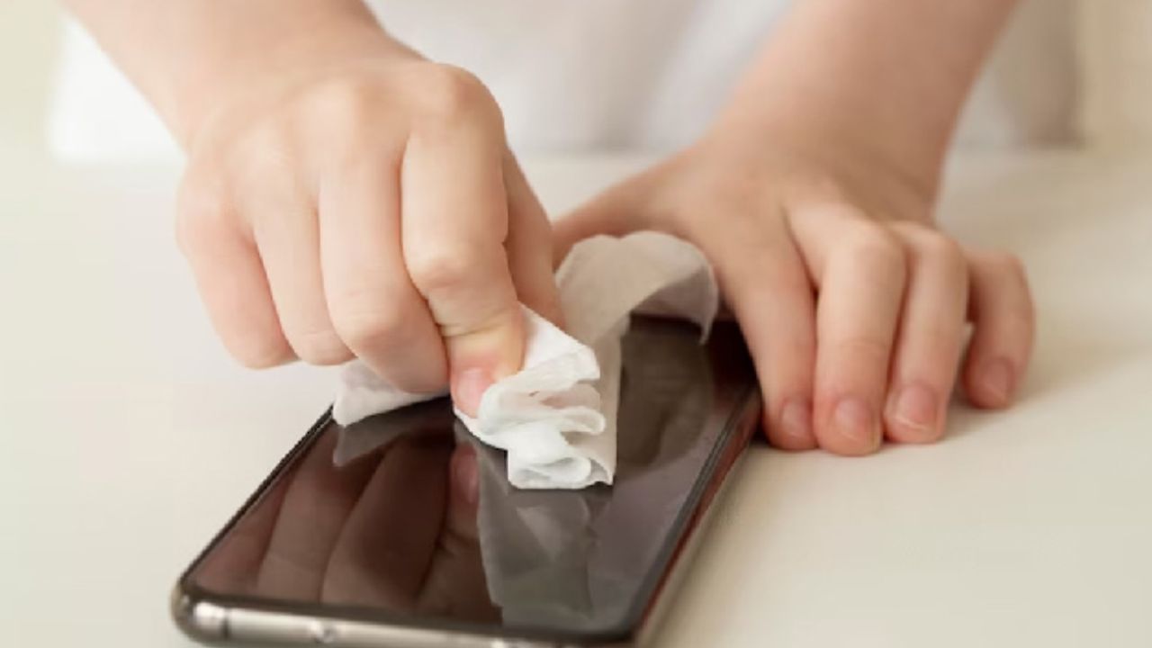 આજકાલ મોબાઇલ ફોન આપણા જીવનનો એક મહત્વપૂર્ણ ભાગ છે. કેટલાક લોકો તેમના મોબાઇલ ફોનનું પણ ખાસ ધ્યાન રાખે છે. જો તમારા મોબાઇલ ફોન અથવા ઘડિયાળની સ્ક્રીન પર નાના સ્ક્રેચ હોય, તો તમે ટૂથપેસ્ટનો ઉપયોગ કરી શકો છો. એક સુતરાઉ કાપડ લો અને તેના પર થોડી ટૂથપેસ્ટ નાખો. ગોળાકાર ગતિમાં ઘસો. આ સ્ક્રેચને નોંધપાત્ર રીતે હળવા કરશે અને સ્ક્રીન ચમકતી રહેશે.