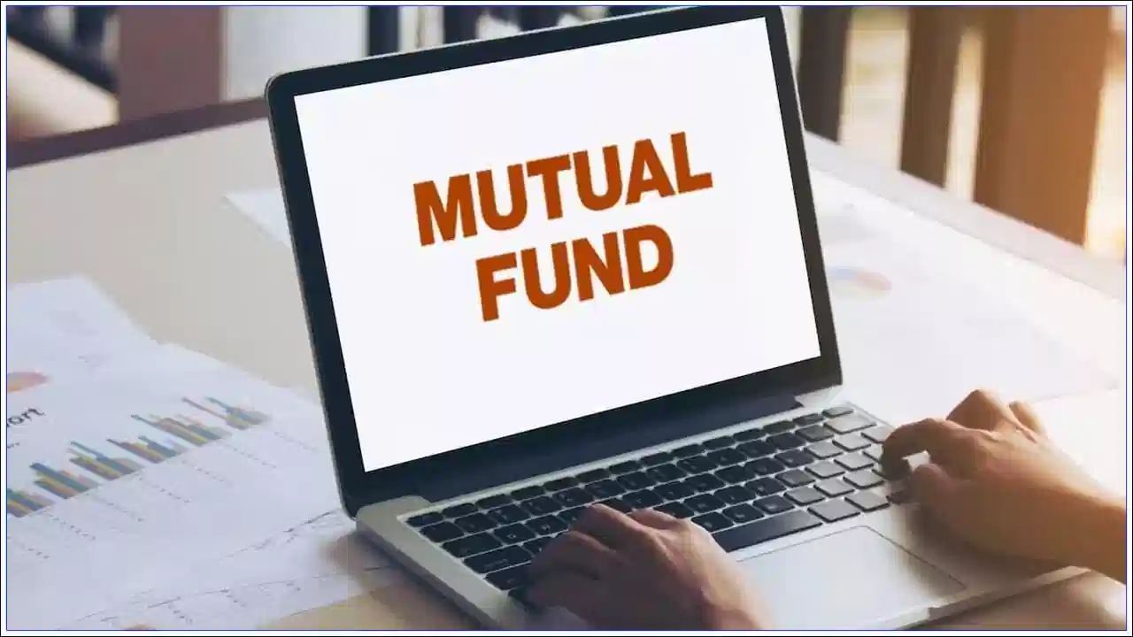 4. Alpha: અલ્ફા બતાવે છે કે, તમારું ફંડ માર્કેટ ઇન્ડેક્સ કરતાં કેટલું સારું રિટર્ન આપી રહ્યું છે. ઉદાહરણ તરીકે, ઇન્ડેક્સે 10% રિટર્ન આપ્યું અને ફંડે 15%, તો 'અલ્ફા 5' એટલે ફંડ સારું પરફોર્મ કરી રહ્યું છે.