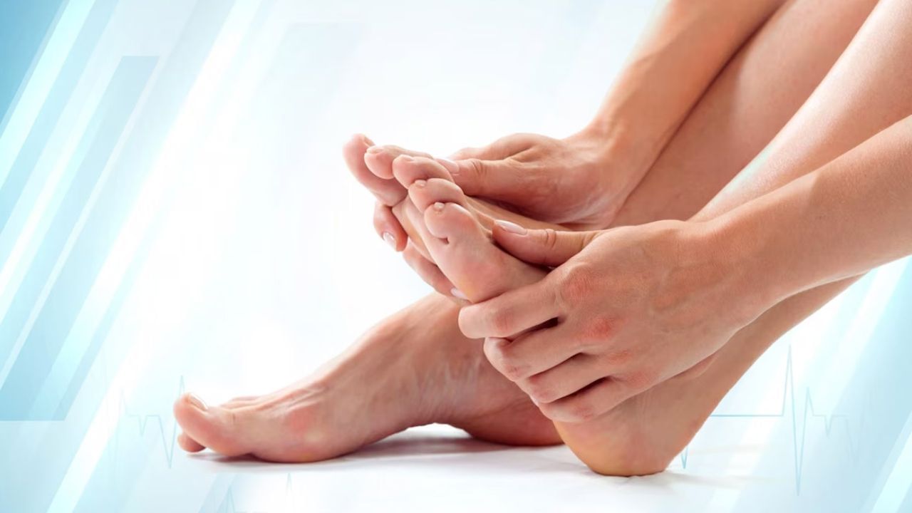 શિયાળામાં હાથ અને પગમાં ખાલી ચઢી જવાનું મુખ્ય કારણ રક્તવાહિનીઓનું સંકોચન છે. ઠંડા હવામાન હૃદય પર ઘણો તાણ લાવે છે, જેના કારણે રક્તવાહિનીઓ સંકોચાય છે, જેના કારણે શરીરના તમામ ભાગોમાં ઓક્સિજનનો ઓછો પહોંચે છે. વિવિધ અવયવોમાં અપૂરતું રક્ત પરિભ્રમણ શરીરના ભાગોમાં ખાલી ચઢવાનું કારણ પણ બની શકે છે.