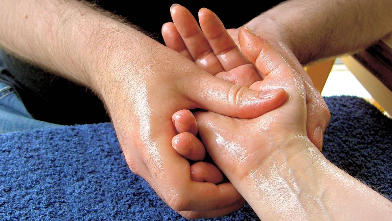 માલિશ - રક્ત પરિભ્રમણ વધારવા માટે, અસરગ્રસ્ત વિસ્તારમાં ગરમ ​​પાણીનો શેક કરો. આ સ્નાયુઓ અને ચેતાને નોંધપાત્ર રાહત આપે છે. જો તમારા હાથ અને પગ સુન્ન થઈ જાય, તો તેમને હળવા હાથે માલિશ કરો. અથવા, ગરમ ઓલિવ, નારિયેળ અથવા સરસવનું તેલ લગાવો અને અસરગ્રસ્ત વિસ્તારોની માલિશ કરો. આ માત્ર રક્ત પરિભ્રમણ જ નહીં પણ ઓક્સિજનનો પુરવઠો પણ વધારે છે.