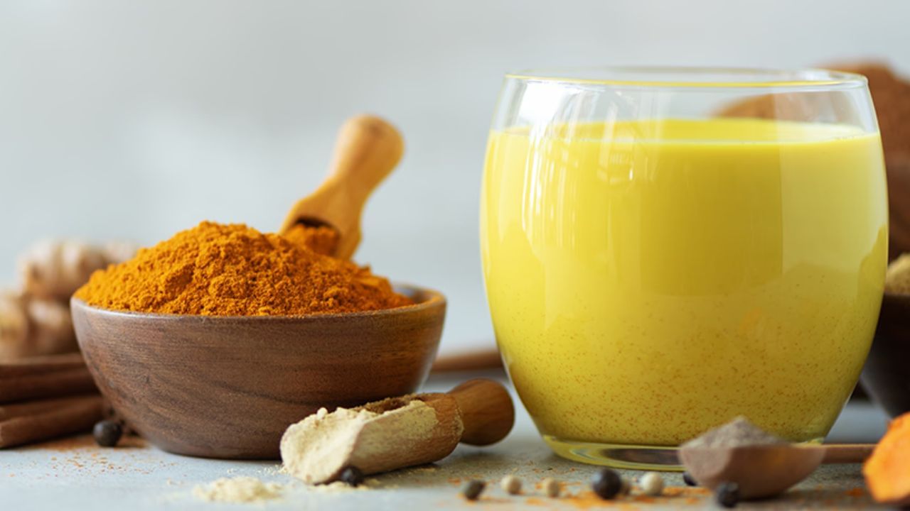 હળદર ફાયદાકારક - હળદરમાં એવા તત્વો હોય છે જે રક્ત પરિભ્રમણ વધારે છે. તે સોજો અને દુખાવો ઘટાડવામાં પણ ફાયદાકારક છે. હળદર અને દૂધનું સેવન કરવાથી હાથ અને પગમાં કળતરમાં રાહત મળે છે.