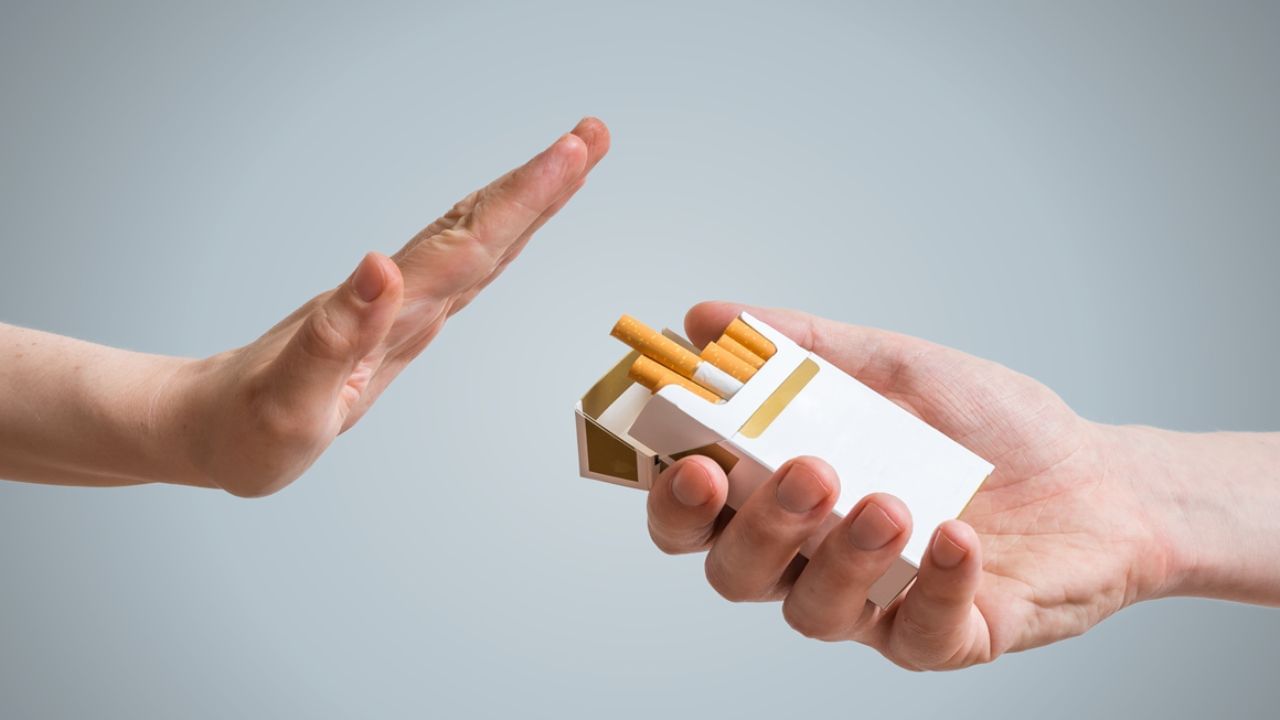 ધૂમ્રપાનથી દૂર રહો - હાથ અને પગમાં ખાલી ચઢતી અટકાવવા માટે, ઠંડીમાં લાંબા સમય સુધી સંપર્કમાં રહેવાનું ટાળવું મહત્વપૂર્ણ છે. જો તમારા હાથ કે પગમાં અચાનક ખાલી ચઢી જાય, તો રક્ત પરિભ્રમણને પુનઃસ્થાપિત કરવા માટે તરત જ તેના પર હાથ ઘસો. ઉપરાંત, ધૂમ્રપાનથી દૂર રહો, કારણ કે તે રક્તપરિભ્રમણ રોકે છે. 