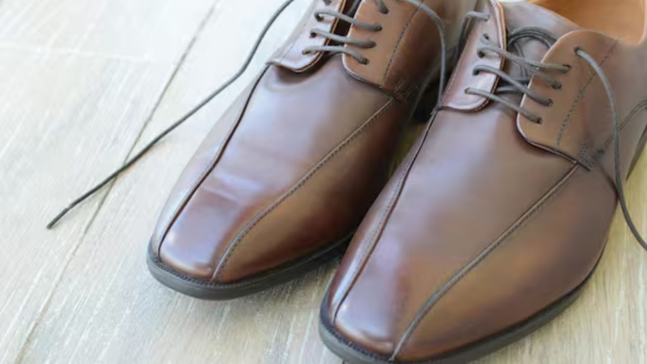 શુઝ ખરીદતી વખતે તમારા પગના આકારને અનુરૂપ શુઝ પસંદ કરવા ખૂબ જ મહત્વપૂર્ણ છે. કેટલાક લોકોના પગ સપાટ હોય છે, જ્યારે અન્ય લોકોના પગ ઊંચા હોય છે. તેથી, તમારા પગને અનુરૂપ શુઝ પસંદ કરો.